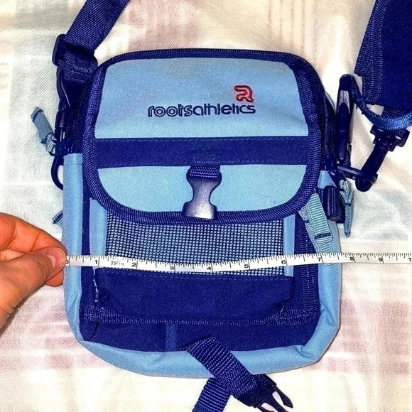 🌺Roots 🌺 Athletic blue Color Crossbody bag with many many pockets inside 🌺 - Picture 8 of 9
